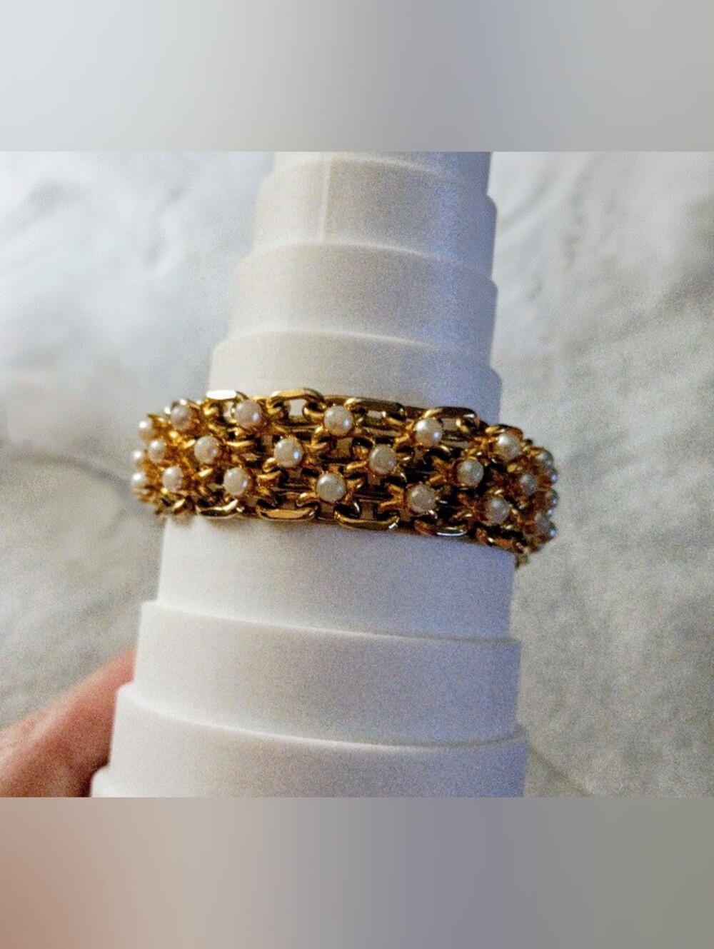 Faux Pearl Gold Toned Bracelet Faux Pearls on a Linked Chain